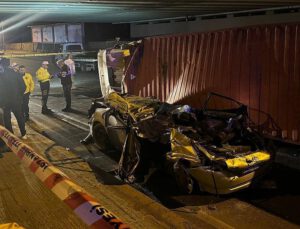 Üzerine tır devrilen otomobildeki 4 kişi yaşamını yitirdi