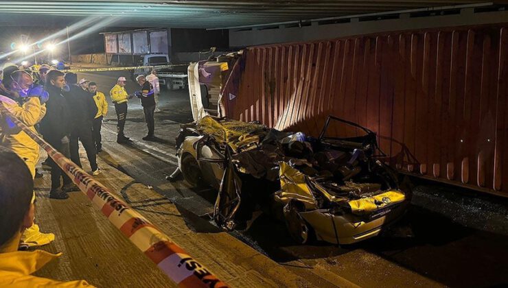 Üzerine tır devrilen otomobildeki 4 kişi yaşamını yitirdi