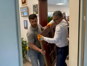 Gemlik Belediye Başkanı Şükrü Deviren, makam kapısını söktü