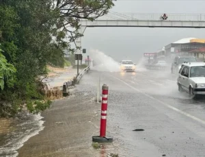 Kuvvetli yağış trafikte aksamalara sebep oldu