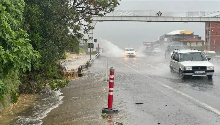 Kuvvetli yağış nedeniyle trafikte aksamalara sebep oldu