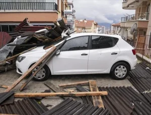 Ankara’da fırtınadan çatılar uçtu