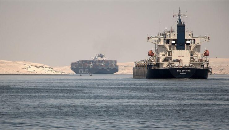 Gemi trafiği Süveyş Kanalı’nda dibe vurdu