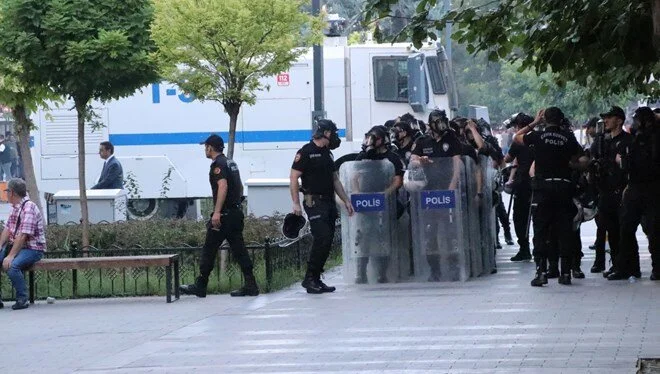 Gösteri yürüyüşü ve açık hava toplantıları yasaklandı