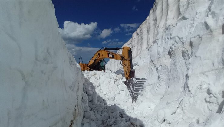 Hakkari’de ekiplerin karla mücadelesi sürüyor
