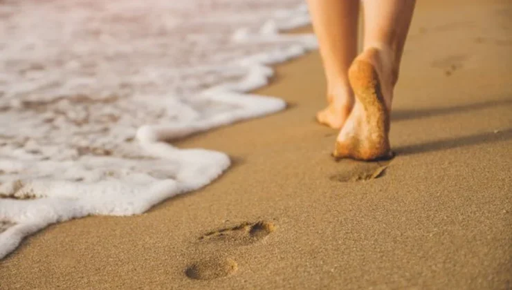 Çıplak ayakla kumda yürümenin faydaları