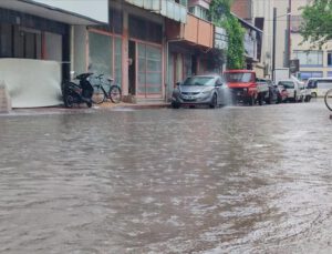 Bursa’da sağanak su baskınlarına neden oldu