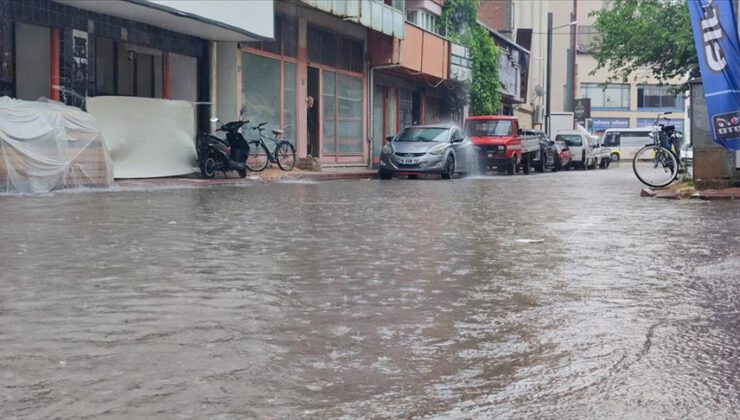 Bursa’da sağanak su baskınlarına neden oldu