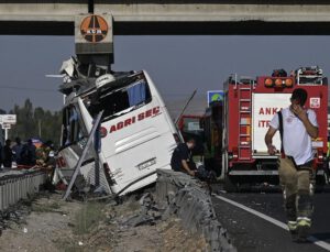 Yolcu otobüsü köprü ayağına çarptı 9 kişi öldü, 26 kişi yaralandı