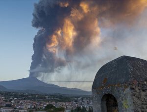 Etna Yanardağı lav püskürtmeye başladı