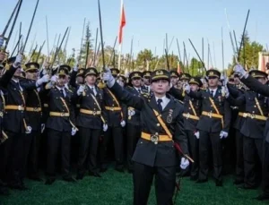 Teğmenlere kılıçlı yemin incelemesi