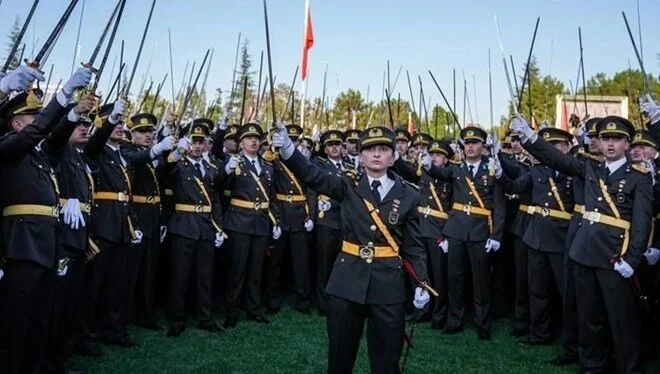 Teğmenlere kılıçlı yemin incelemesi