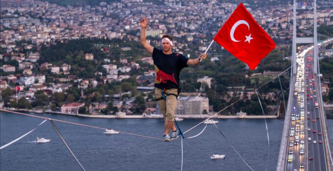 İp üzerinde yürüyerek Asya’dan Avrupa’ya geçti