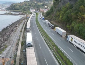 Sarp sınır kapısında TIR sürücüleri günlerdir bekliyor