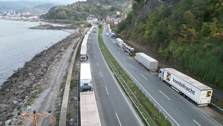 Sarp sınır kapısında TIR sürücüleri günlerdir bekliyor