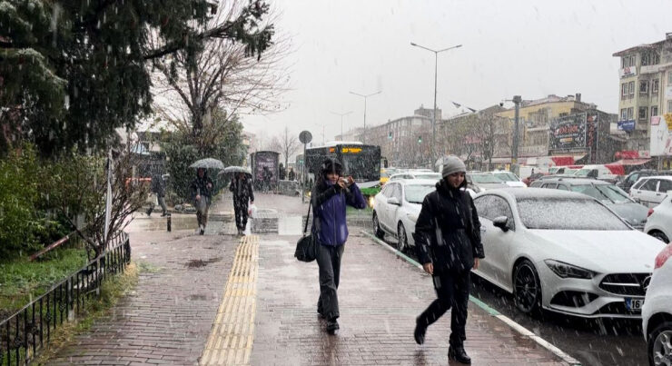 Bursa’da şehir merkezine ilk kar düştü