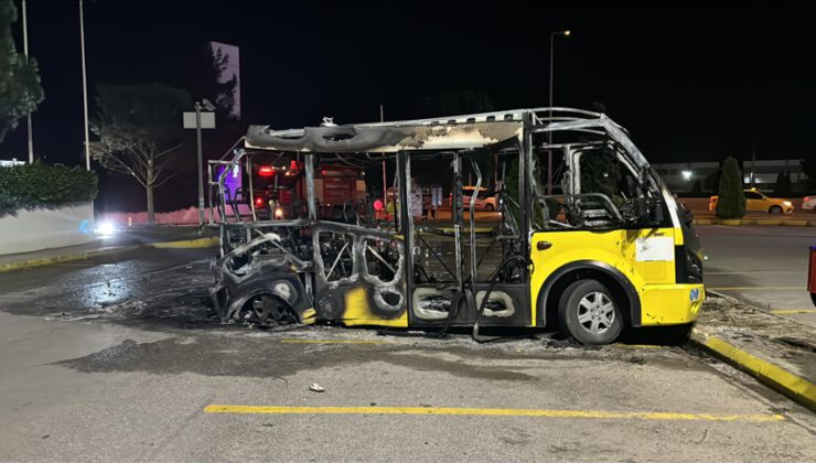 Bursa’da yolcu minibüsü yandı