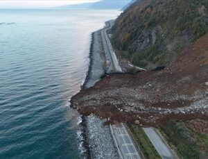 Artvin’deki heyelanda Karadeniz Sahil Yolu ulaşıma kapandı