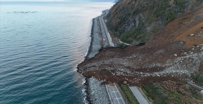 Artvin’deki heyelanda Karadeniz Sahil Yolu ulaşıma kapandı