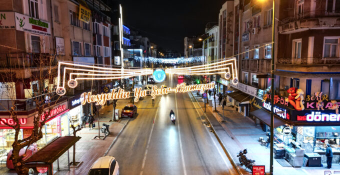 Bursa’yı Ramazan ruhu sardı; caddeler ışıl ışıl!
