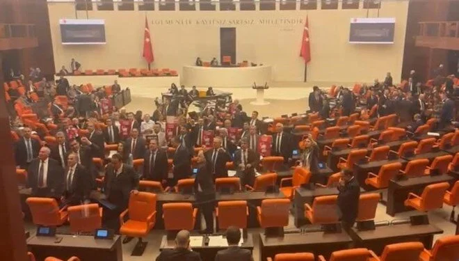 CHP’lilerden Meclis’te İmamoğlu eylemi