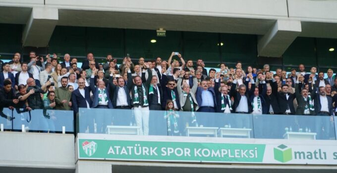 Bursa protokolünden zafer pozu