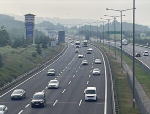 Tatil dönüşü nedeniyle yollarda yoğunluk sürüyor