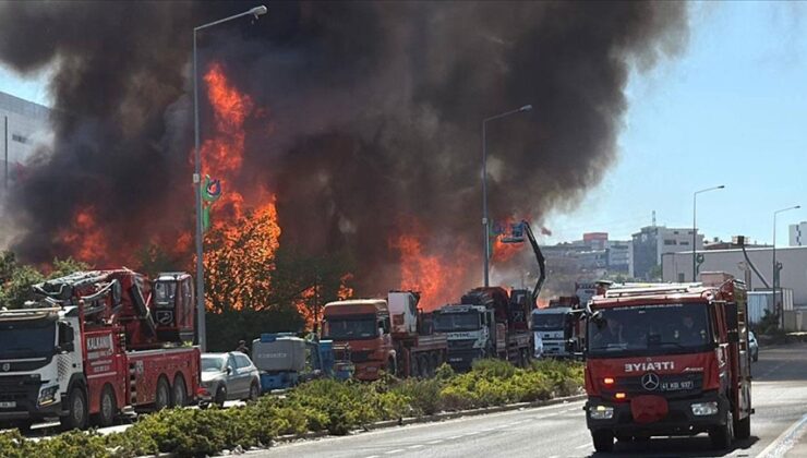 Kocaeli’de palet fabrikasında yangın