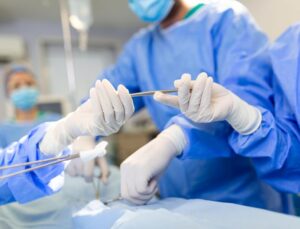 Ameliyat için “lazer parası” isteyen cerrah tutuklandı