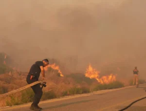 Çeşme’de yangın büyüyor: Bazı otoyol ve yollar trafiğe kapatıldı