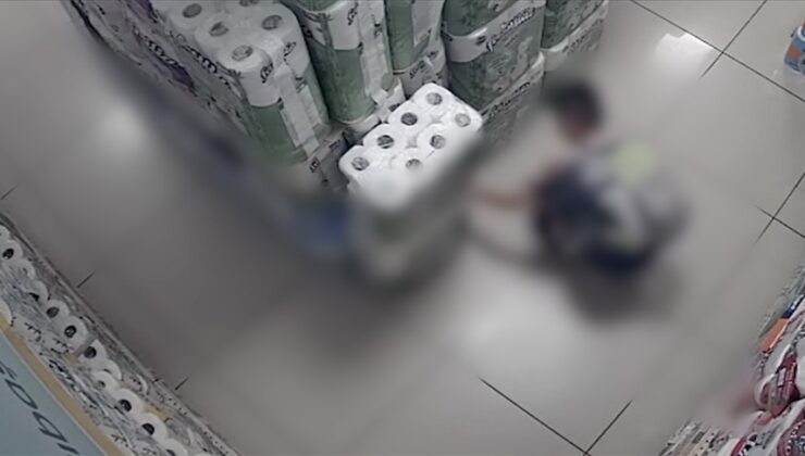 Bursa’da bir çocuk markette peçeteleri yaktı