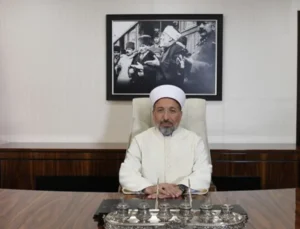 Diyanet’in yeni başkanı Arpaguş, makamına Atatürk portresi astı