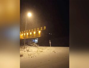 Uludağ’da Oteller Bölgesi kar yağışıyla beyaza büründü