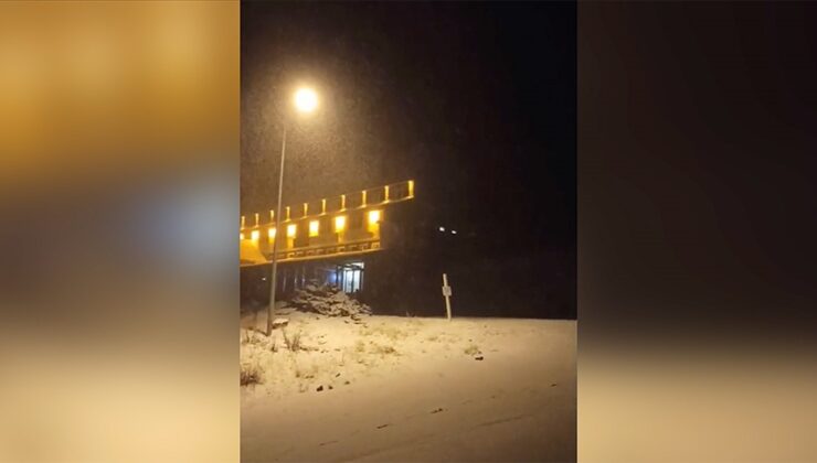 Uludağ’da Oteller Bölgesi kar yağışıyla beyaza büründü