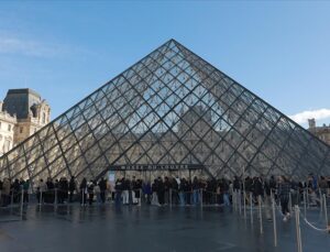 Louvre Müzesi’nde soygun