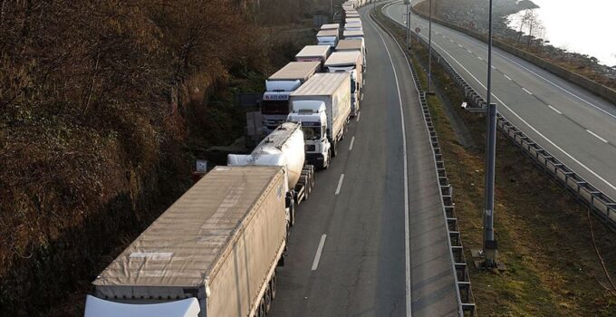 Sınır kapısında TIR geçişleri durduruldu