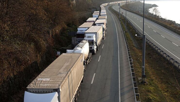 Sınır kapısında TIR geçişleri durduruldu