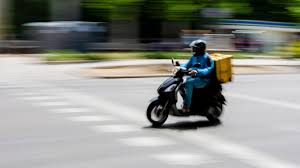 Kuryelerin sürücü belgesinde yaş sınırı 69’a yükseltildi