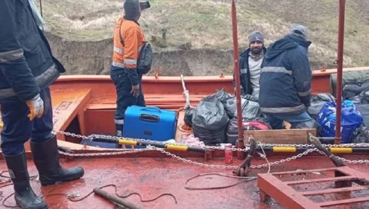 Karadeniz’de sürüklenen Türk gemisi karaya oturdu