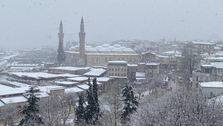 Bursa sabah karla uyandı