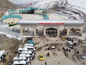 İran ile üç gümrük kapısında yolcu geçişleri karşılıklı durduruldu