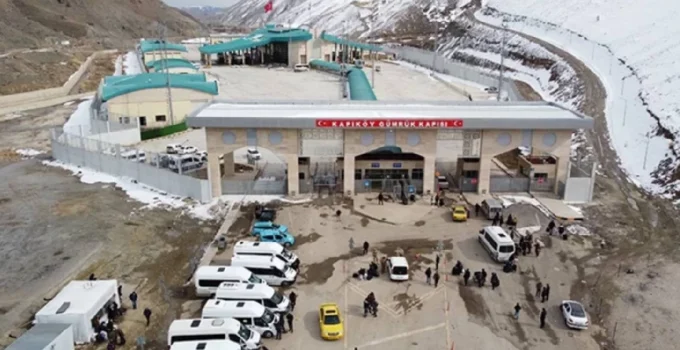 İran ile üç gümrük kapısında yolcu geçişleri karşılıklı durduruldu