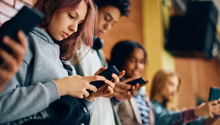 15 yaş altına sosyal medya düzenlemesi hayata geçiyor