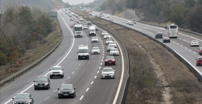 Bayram tatili yolunda akıcı yoğunluk var