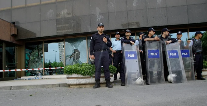 İsrail Konsolosluğu önünde çatışma çıktı! Yaralı polislerimiz var…