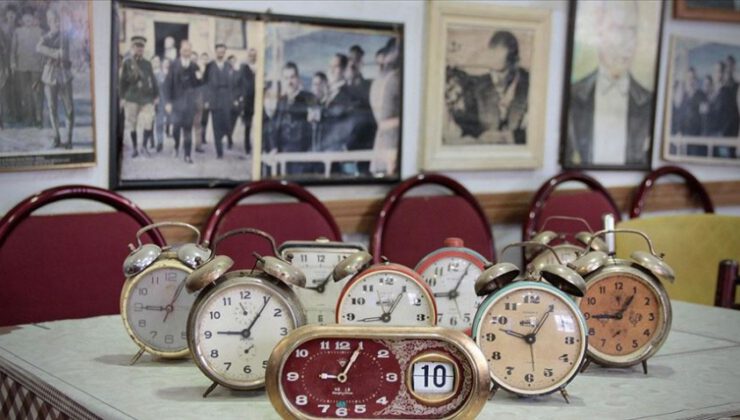 Atatürk posterleriyle donatılan kahvehanede saatler her zaman 9’u 5 geçiyor