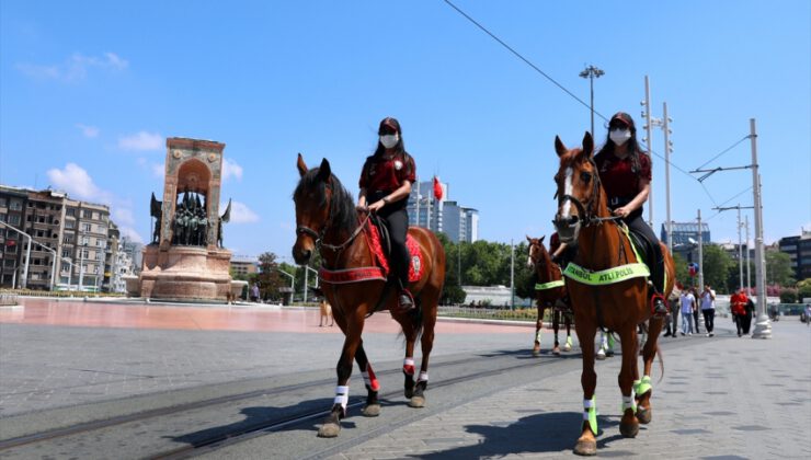 Atlı polislerden Taksim’de denetim
