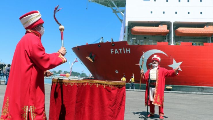 Türkiye’nin ilk yerli sondaj gemisi ‘Fatih’ Trabzon Limanı’na demir attı