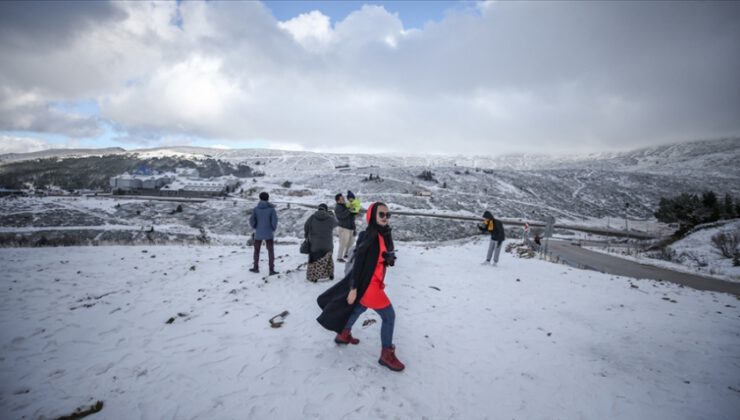 Uludağ’daki kar yağışı turizmcileri sevindirdi
