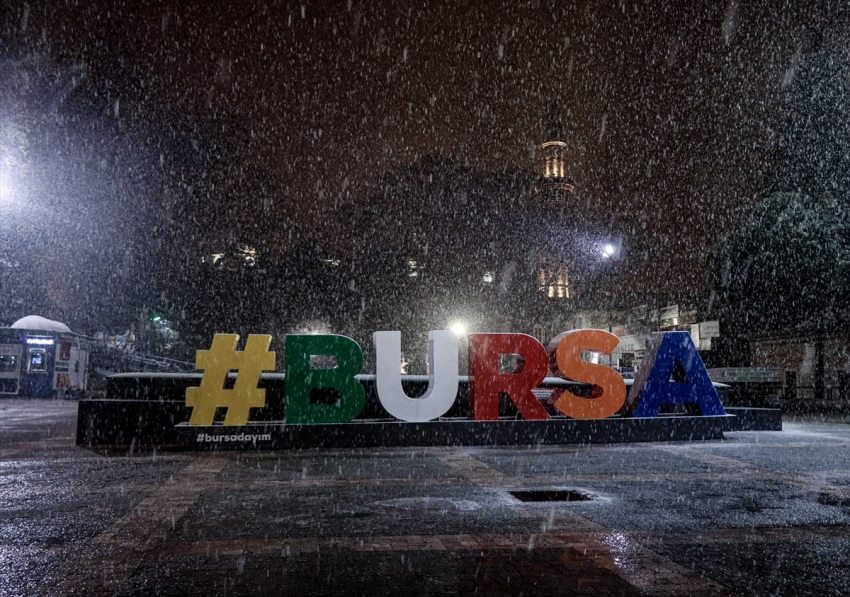 Bursa’da lapa lapa kar yağışı